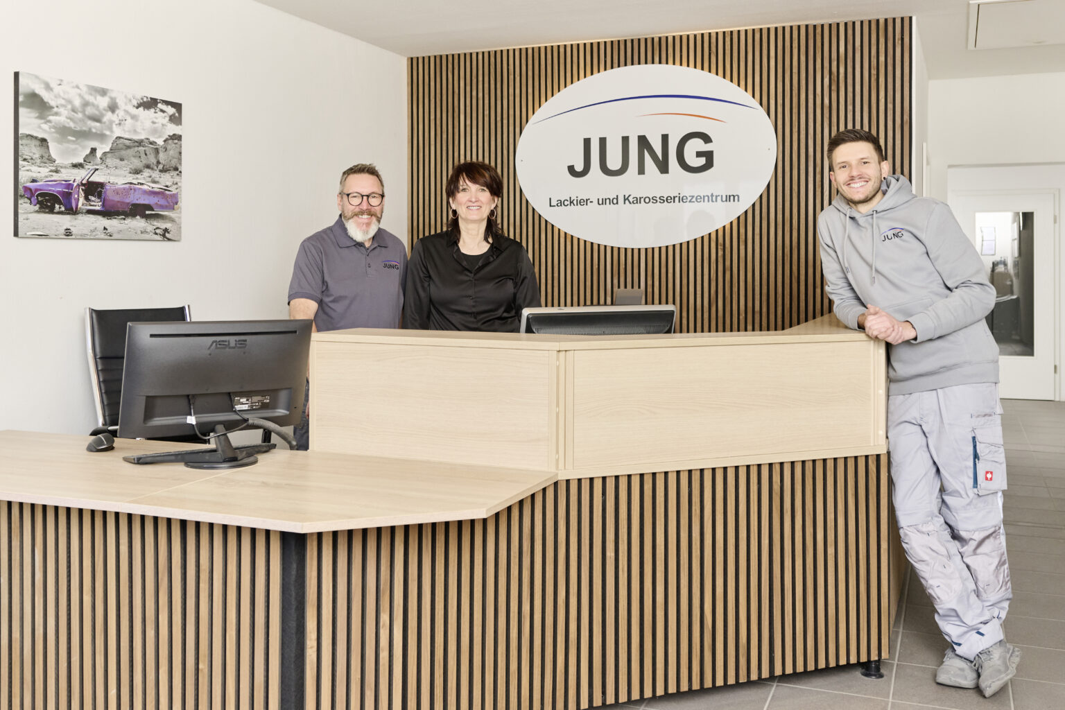 Das Team von Jung Lackier- und Karosseriezentrum an der Kundenannahme